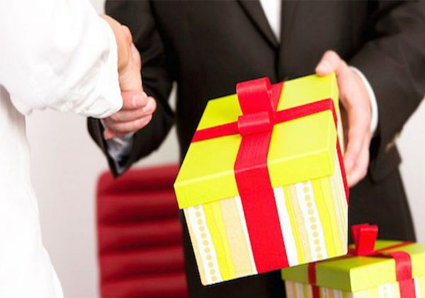 Nên tặng quà cho đối tác kinh doanh vào những dịp nào?